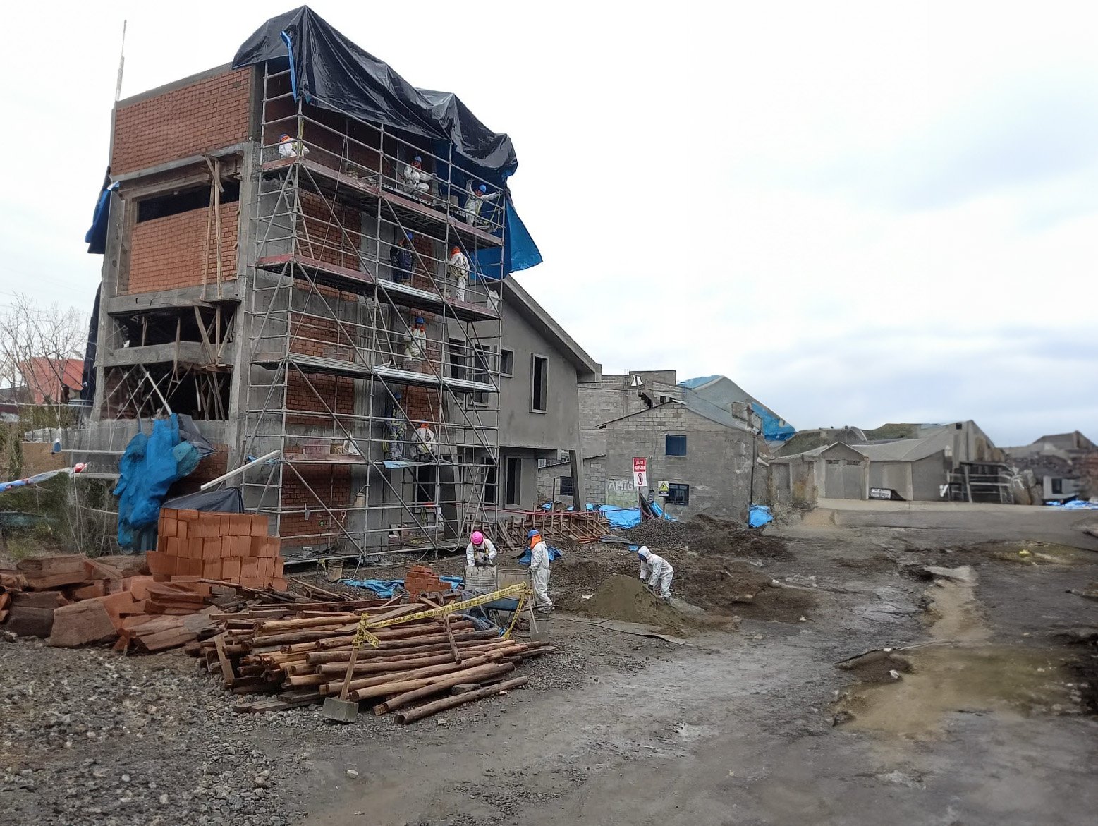 Andamios instalados en edificio en construcción